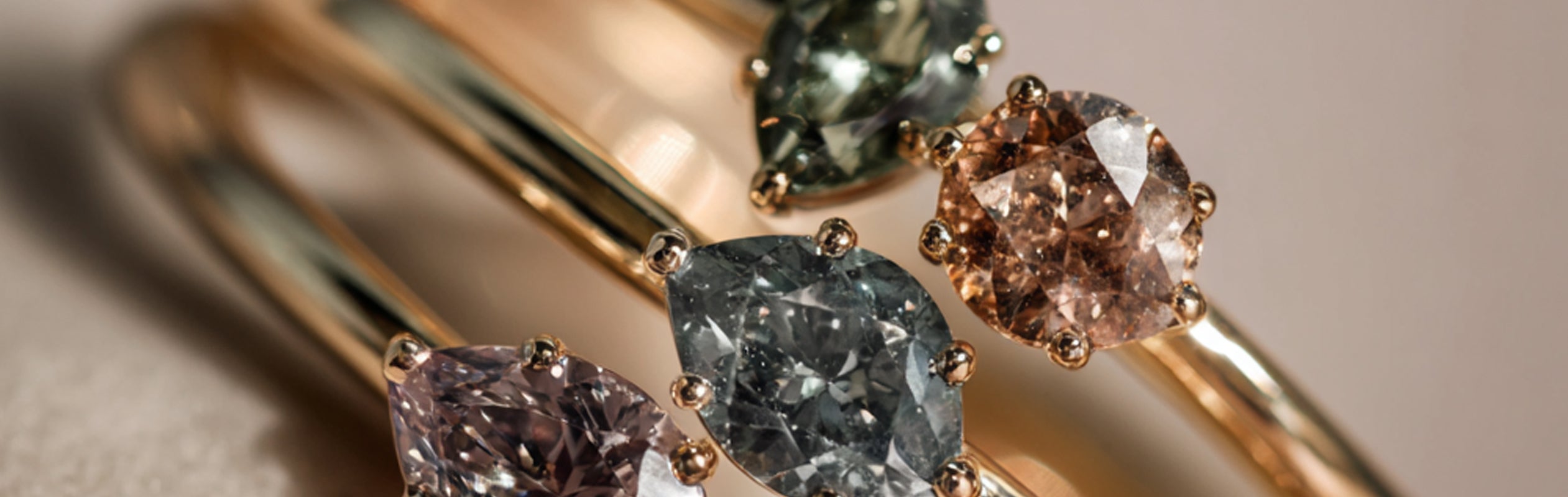 nel de logodnă cu diamant colorat roz în aur alb — atelier Moogu București