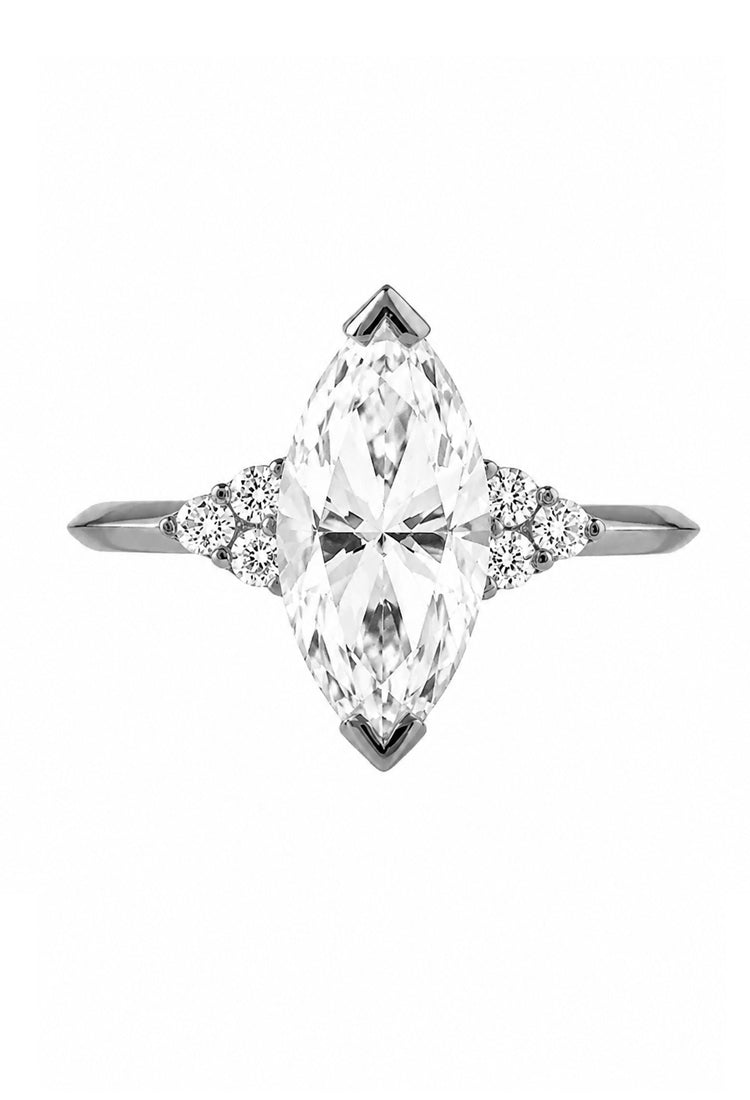 Inel de logodnă Marquise Crown purtat pe deget